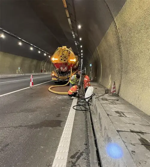 秀洲隧道排水渠清淤